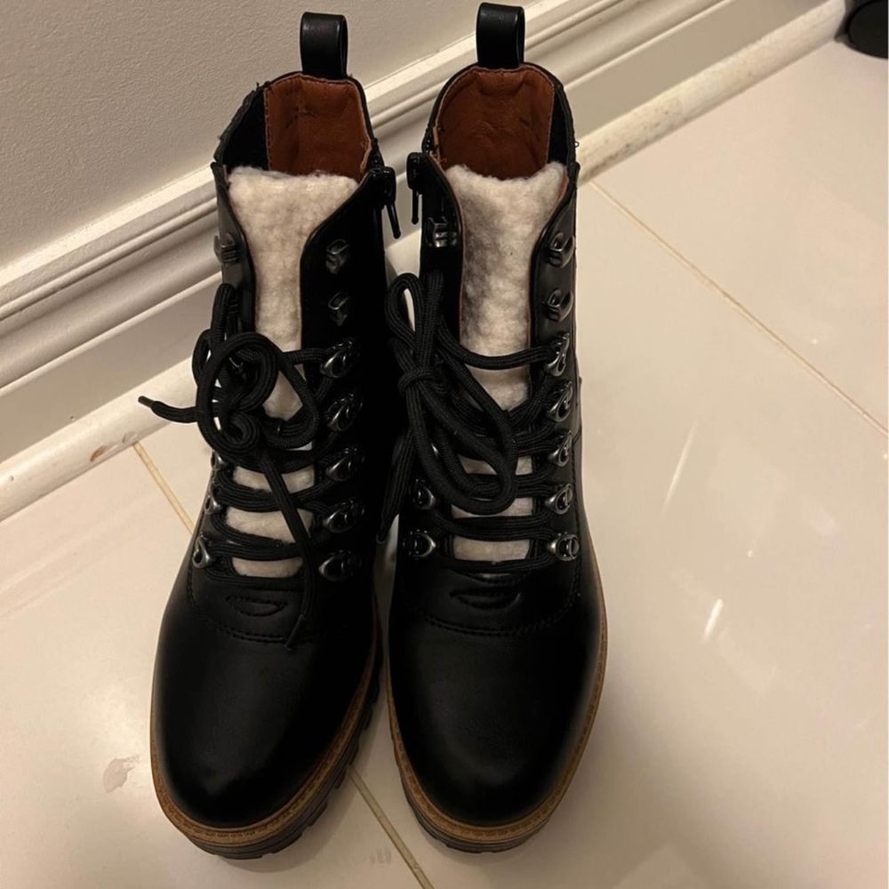 Ladies American eagle boots
